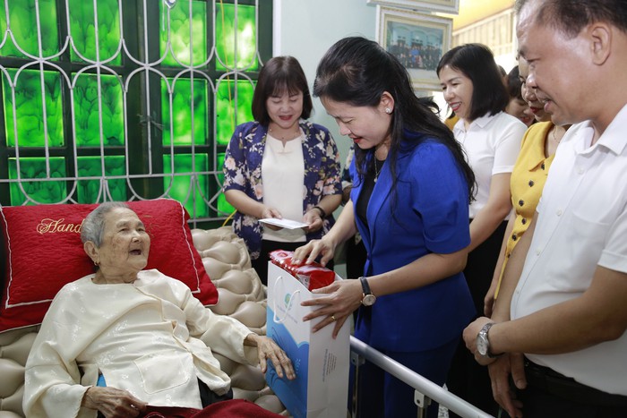Chủ tịch Hội LHPN Việt Nam thăm tặng quà người có công với Cách mạng tại Yên Bái - Ảnh 4.