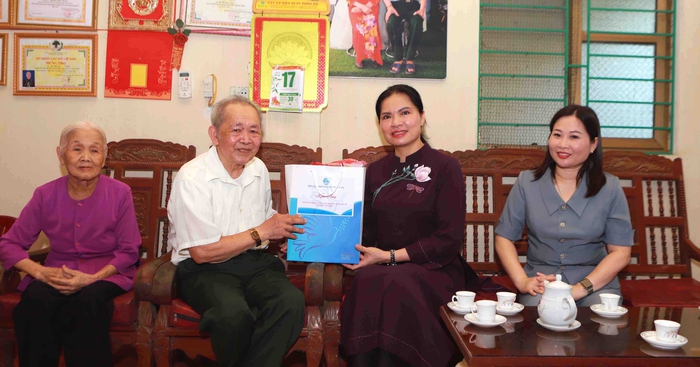 Chủ tịch Hội LHPN Việt Nam thăm tặng quà người có công với Cách mạng tại Yên Bái - Ảnh 2.