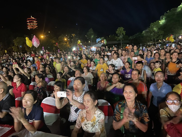 Hà Tĩnh: Những giai điệu dân vũ ấn tượng trong giao lưu &quot;Bước tiếp khúc quân hành&quot; - Ảnh 4.