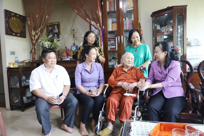 Lãnh đạo Bộ Y tế và Công đoàn Y tế Việt Nam đến thăm và tri ân gia đình liệt sỹ, bác sĩ Đặng Thùy Trâm  - Ảnh 1.