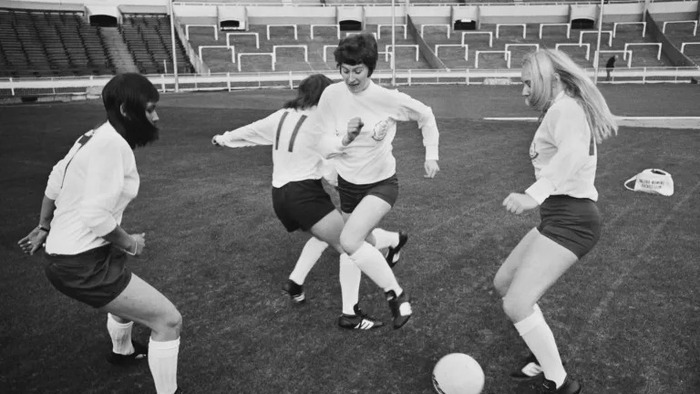 10 khoảnh khắc thay đổi diện mạo bóng đá nữ tại Anh - Ảnh 3.