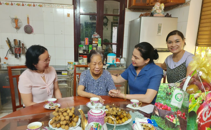 Chủ tịch Hội LHPN Việt Nam Hà Thị Nga thăm, tặng quà Anh hùng Trương Thị Khuê - Ảnh 1.