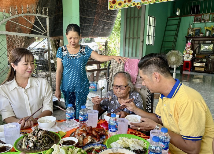 Ấm lòng bữa cơm tri ân tại gia đình Mẹ Việt Nam anh hùng - Ảnh 1.