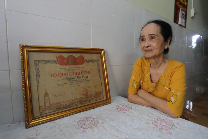 Dù đã chuyển chỗ ở đến 20 lần nhưng bà Kim Cúc (chị ruột liệt sĩ Nguyễn Kim Long) vẫn giữ gìn tấm bằng khen Tổ Quốc ghi công của em mình. Ảnh: CAO NHƯ QUỲNH
