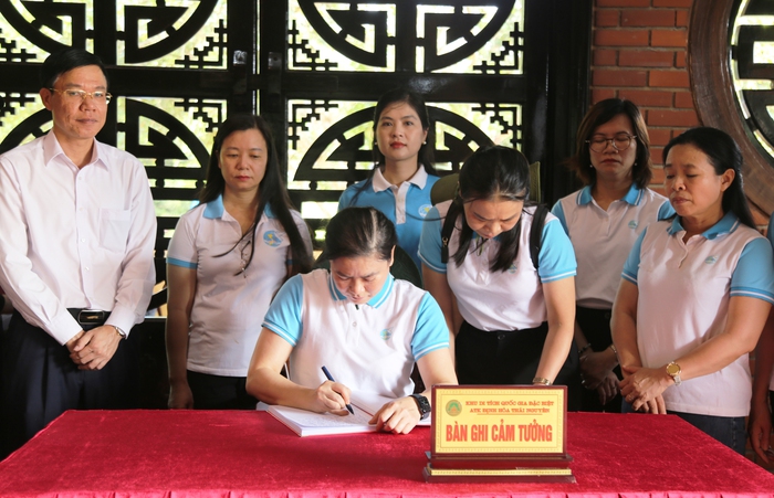 Hội LHPN Việt Nam dâng hương tại Nhà tưởng niệm Bác Hồ và Di tích Đoàn phụ nữ cứu quốc - Ảnh 1.