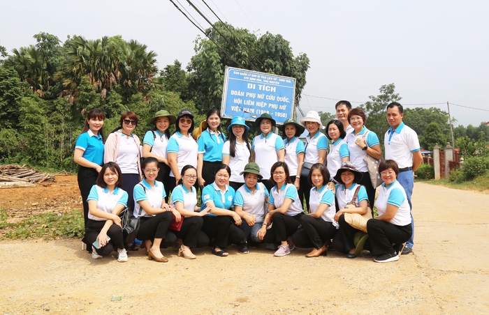 Hội LHPN Việt Nam dâng hương tại Nhà tưởng niệm Bác Hồ và Di tích Đoàn phụ nữ cứu quốc - Ảnh 2.