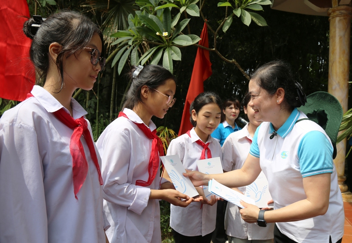 Hội LHPN Việt Nam dâng hương tại Nhà tưởng niệm Bác Hồ và Di tích Đoàn phụ nữ cứu quốc - Ảnh 5.