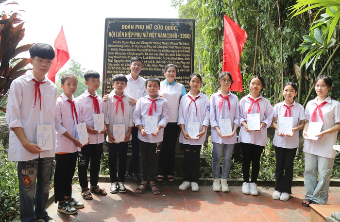 Hội LHPN Việt Nam dâng hương tại Nhà tưởng niệm Bác Hồ và Di tích Đoàn phụ nữ cứu quốc - Ảnh 6.