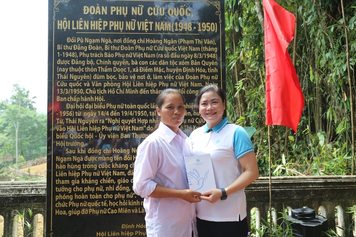 Hội LHPN Việt Nam dâng hương tại Nhà tưởng niệm Bác Hồ và Di tích Đoàn phụ nữ cứu quốc - Ảnh 7.