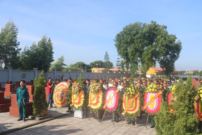 Hội LHPN tỉnh Bắc Giang phối hợp với Trung đoàn 36, Sư đoàn 308 viếng Nghĩa trang liệt sỹ - Ảnh 1.