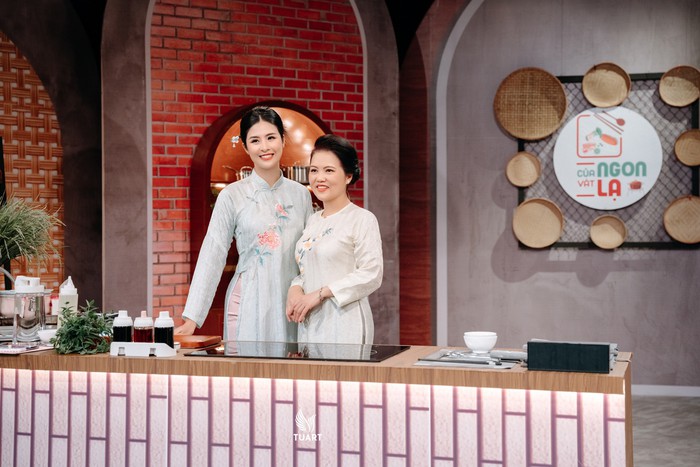 Hoa hậu Ngọc Hân cùng dì Thanh Huyền trong căn bếp của chương trình