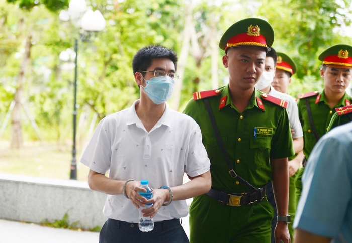HĐXX vụ án &quot;chuyến bay giải cứu&quot;: Hoàng Văn Hưng đã nhận 800.000 USD và &quot;không bị oan&quot; - Ảnh 1.