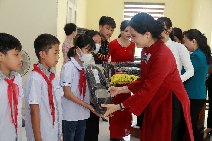 Trung ương Hội LHPN Việt Nam tri ân Bà mẹ Việt Nam Anh hùng tại Quảng Ninh - Ảnh 2.