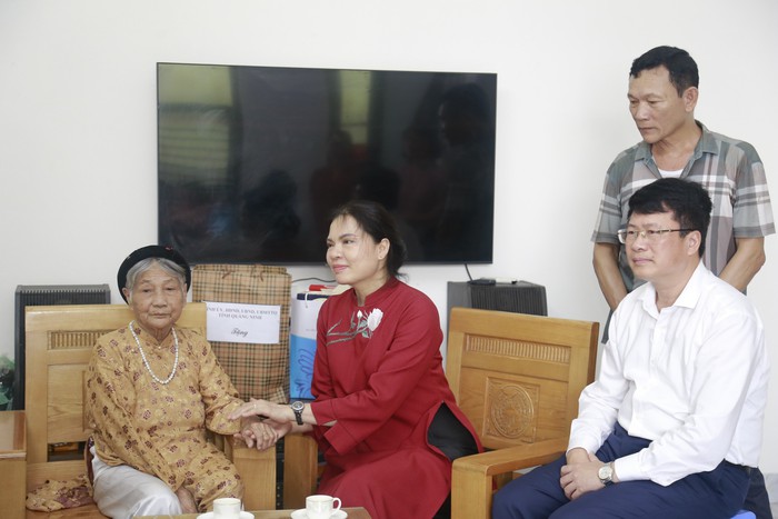 Trung ương Hội LHPN Việt Nam tri ân Bà mẹ Việt Nam Anh hùng tại Quảng Ninh - Ảnh 1.