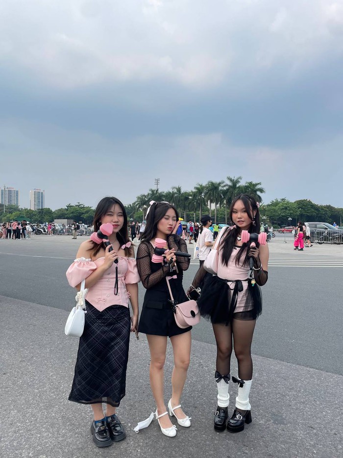 Nhiều phụ huynh cùng con đến xem BLACKPINK và sự trông đợi của các vị khách quốc tế cho trải nghiệm concert tối nay - Ảnh 5.