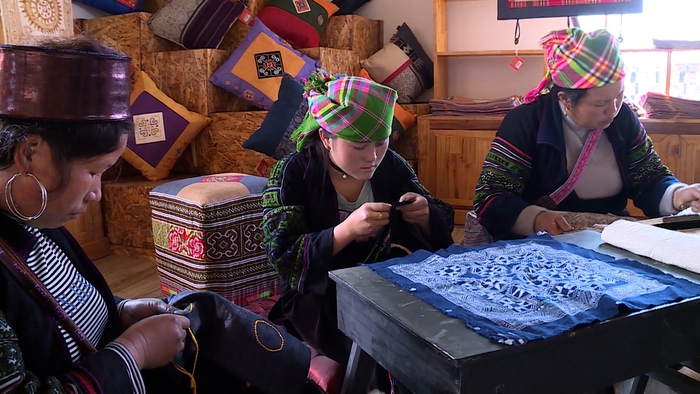 Giữ văn hoá Mông từ thổ cẩm tái chế - Ảnh 2.