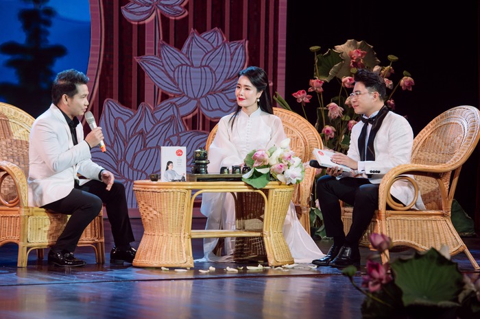 Ca sĩ Trọng Tấn trò chuyện cùng Ruby Nguyen và MC Lê Anh trong đêm nghệ thuật &quot;Sống như bông pháo hoa&quot;