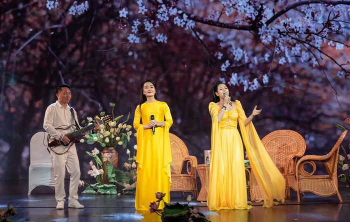 Ruby Nguyen song ca cùng Lương Nguyệt Anh trên sân khấu Nhà hát Lớn