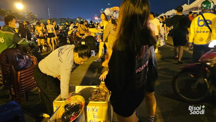 Vừa kết thúc concert BLACKPINK: tràn ngập xe nước uống giải khát bày bán trước SVĐ Mỹ Đình - Ảnh 5.