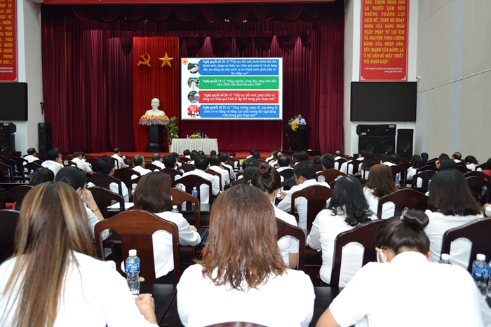PGS Tiến sỹ Nguyễn Tấn Vinh trình bày về Nghị quyết Hội nghị lần thứ 5 BCH khóa XIII