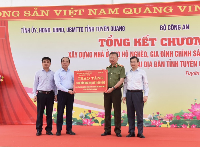 Đại diện tỉnh Tuyên Quang đón nhận 1.400 căn hộ với tổng kinh phí 70 tỷ đồng