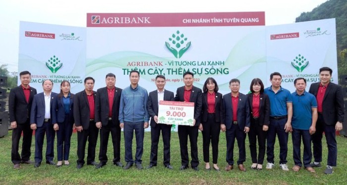Agribank Chi nhánh tỉnh Tuyên Quang đã phối hợp với UBND xã Yên Nguyên tài trợ cho nhân dân trồng, chăm sóc trên 9.000 cây xanh tại địa bàn xã