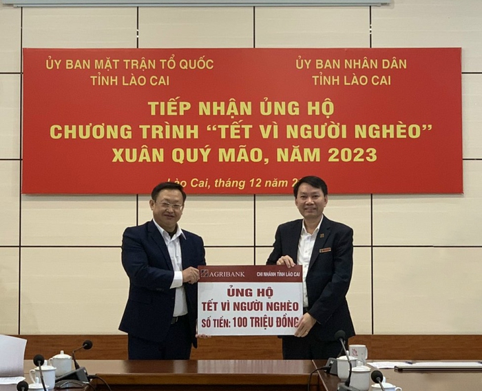 Đ/c Đặng Tân Việt, Phó Giám đốc Agribank Lào Cai trao ủng hộ chương trình &quot;Tết vì người nghèo&quot; Xuân Quý Mão 2023 tại UB MTTQ tỉnh Lào Cai