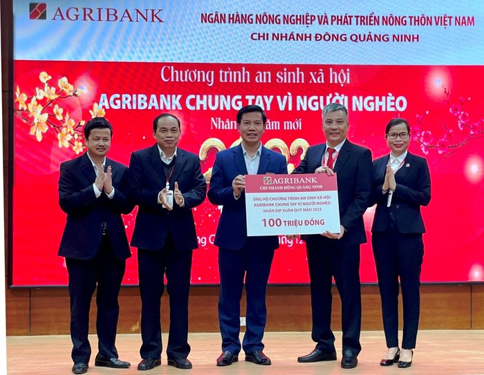 Đ/c Nguyễn Quý Đức - Giám đốc Agribank Đông Quảng Ninh (thứ hai bên phải) trao ủng hộ Tết vì người nghèo tại UB MTTQ TP Móng Cái