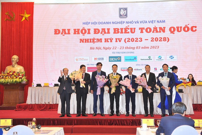 Ông Lê Xuân Trung TV HĐTV Agribank (Đứng thứ ba từ trái sang) nhận hoa từ Hiệp Hội DNNVV VN.