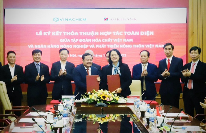 Lãnh đạo Vinachem và Agribank trao biên bản thỏa thuận tại buổi lễ