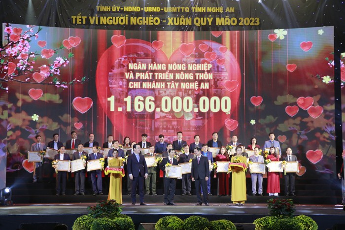 Agribank chi nhánh Tây Nghệ An tham gia ủng hộ Tết vì người nghèo - Xuân Quỹ Mão 2023 tại UB MTTQ Việt Nam tỉnh Nghệ An