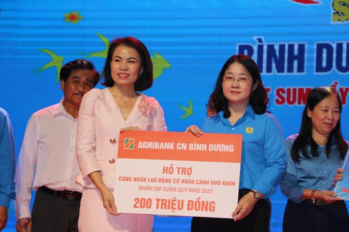 Agribank chi nhánh tỉnh Bình Dương trao tặng quà Tết cho công nhân lao động có hoàn cảnh khó khăn nhân dịp Xuân Quý Mão 2023