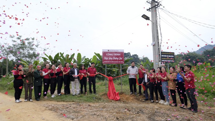 Dấu ấn công trình &quot;Thắp sáng đường quê&quot; ở Tuyên Quang - Ảnh 1.