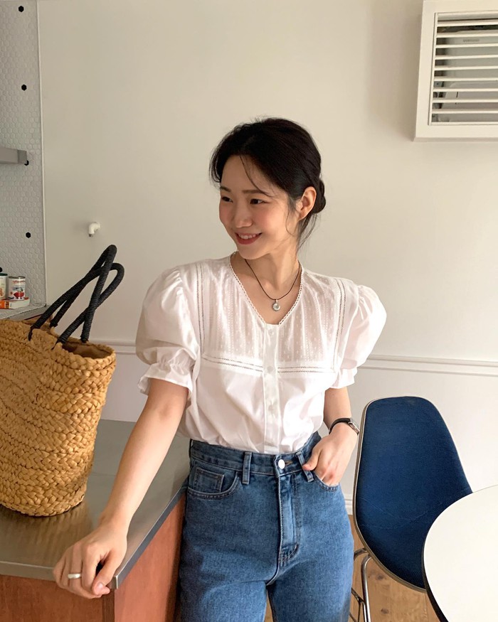 Áo blouse trắng - món thời trang nhất định nên sắm hè này - Ảnh 2.