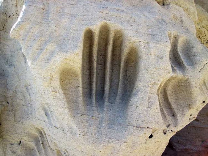 Ai đã khắc những dấu tay khổng lồ ở White Mountain? - Ảnh 5.