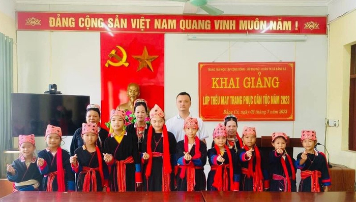 Mở lớp học thêu tay, viết chữ giữ gìn bản sắc văn hóa truyền thống trong cộng đồng các dân tộc thiểu số - Ảnh 3.