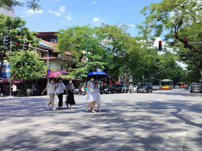 Hà Nội nắng gần 40 độ, đường phố &quot;vắng tanh như chùa bà Đanh&quot; - Ảnh 7.