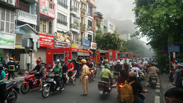 Hà Nội: Cháy lớn tại căn nhà trong ngõ lúc rạng sáng, 3 người bị mắc kẹt bên trong - Ảnh 2.