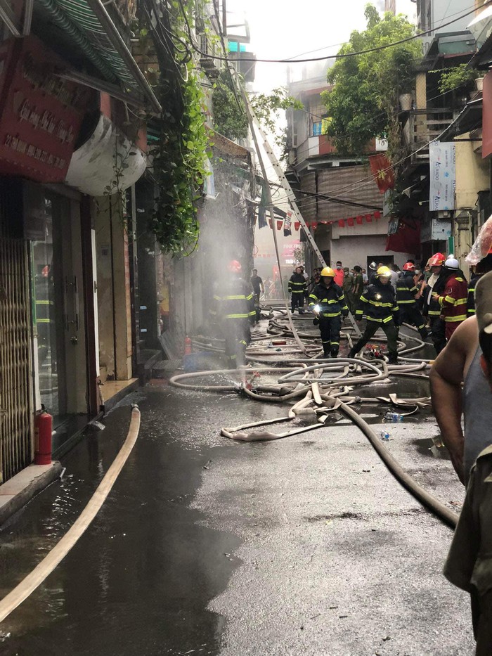 Hà Nội: Cháy lớn nhà 4 tầng, 3 người mặc kẹt, nghi có nạn nhân khó qua khỏi - Ảnh 5.