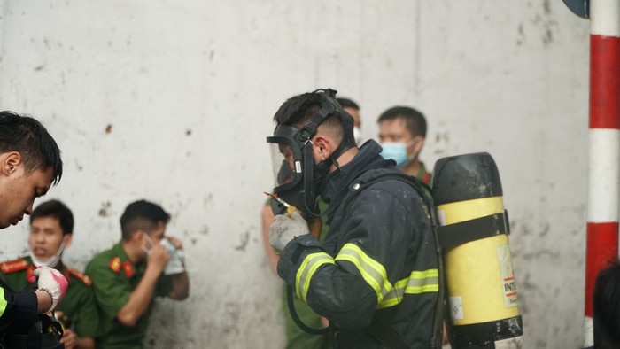 Hà Nội: Cháy lớn tại căn nhà trong ngõ lúc rạng sáng, 3 người bị mắc kẹt bên trong - Ảnh 5.