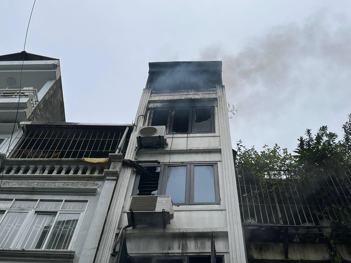 Vụ cháy nhà ở Hà Nội: Lửa bốc lên dữ dội, 3 nạn nhân tử vong - Ảnh 1.
