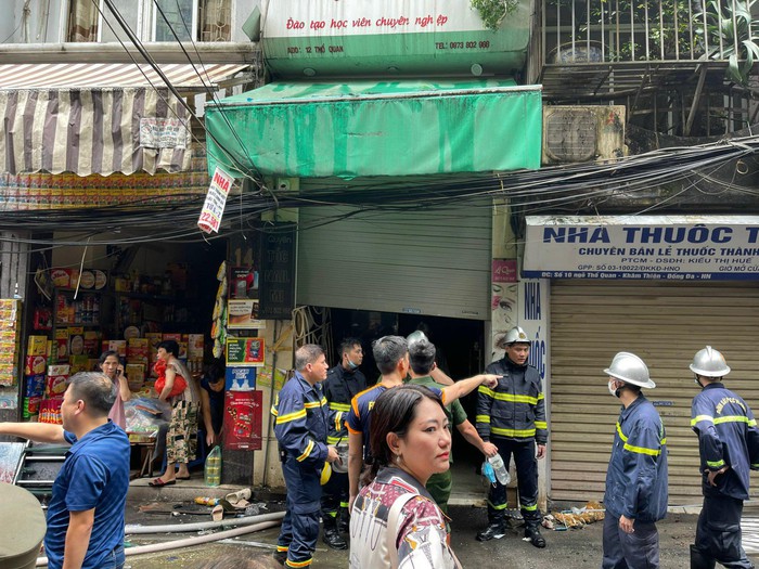 Vụ cháy nhà ở Hà Nội: Lửa bốc lên dữ dội, 3 nạn nhân tử vong - Ảnh 2.
