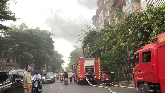 Hà Nội: Cháy lớn nhà 4 tầng, 3 người mặc kẹt, nghi có nạn nhân khó qua khỏi - Ảnh 2.