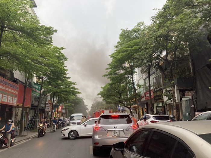 Hà Nội: Cháy lớn nhà 4 tầng, 3 người mặc kẹt, nghi có nạn nhân khó qua khỏi - Ảnh 1.