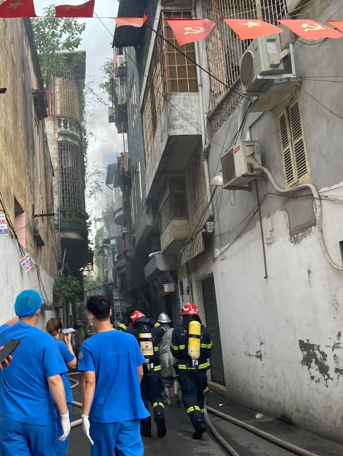 Hà Nội: Cháy lớn nhà 4 tầng, 3 người mặc kẹt, nghi có nạn nhân khó qua khỏi - Ảnh 3.