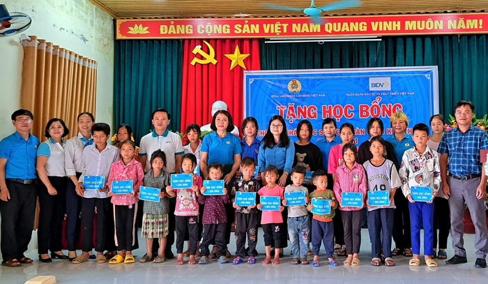 Tặng áo dài và trao học bổng cho phụ nữ, trẻ em vùng cao tỉnh Hà Giang - Ảnh 1.