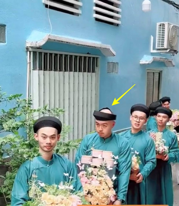 Thiếu gia Hoàng Việt diện áo dài, bê tráp trong lễ vu quy của Á hậu Phương Anh - Ảnh 2.