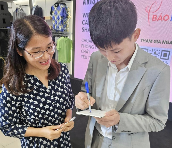 Cầu thủ Hải Linh ký tặng người hâm mộ tại sự kiện