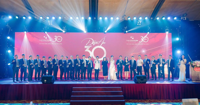 Ban Lãnh đạo Tập đoàn Tân Á Đại Thành, đại diện các công ty thành viên cùng các nghệ sĩ nâng ly chúc mừng sự kiện Dấu Ấn 30 thành công tốt đẹp.
