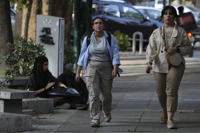 Iran nhắm vào các doanh nghiệp không thi hành lệnh bắt buộc khăn trùm đầu đối với phụ nữ - Ảnh 2.